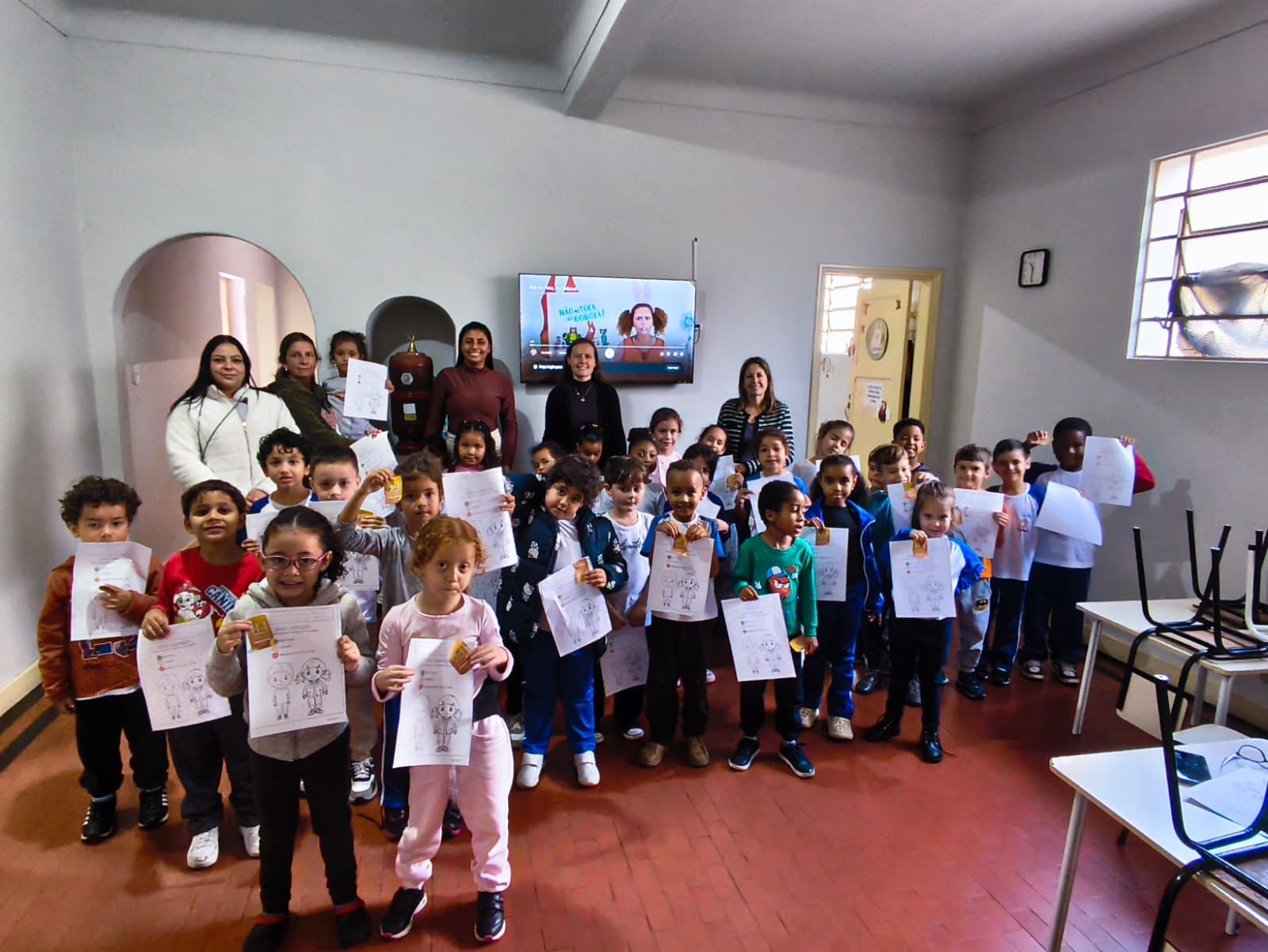 Escola Carrossel faz Campanha Maio Laranja