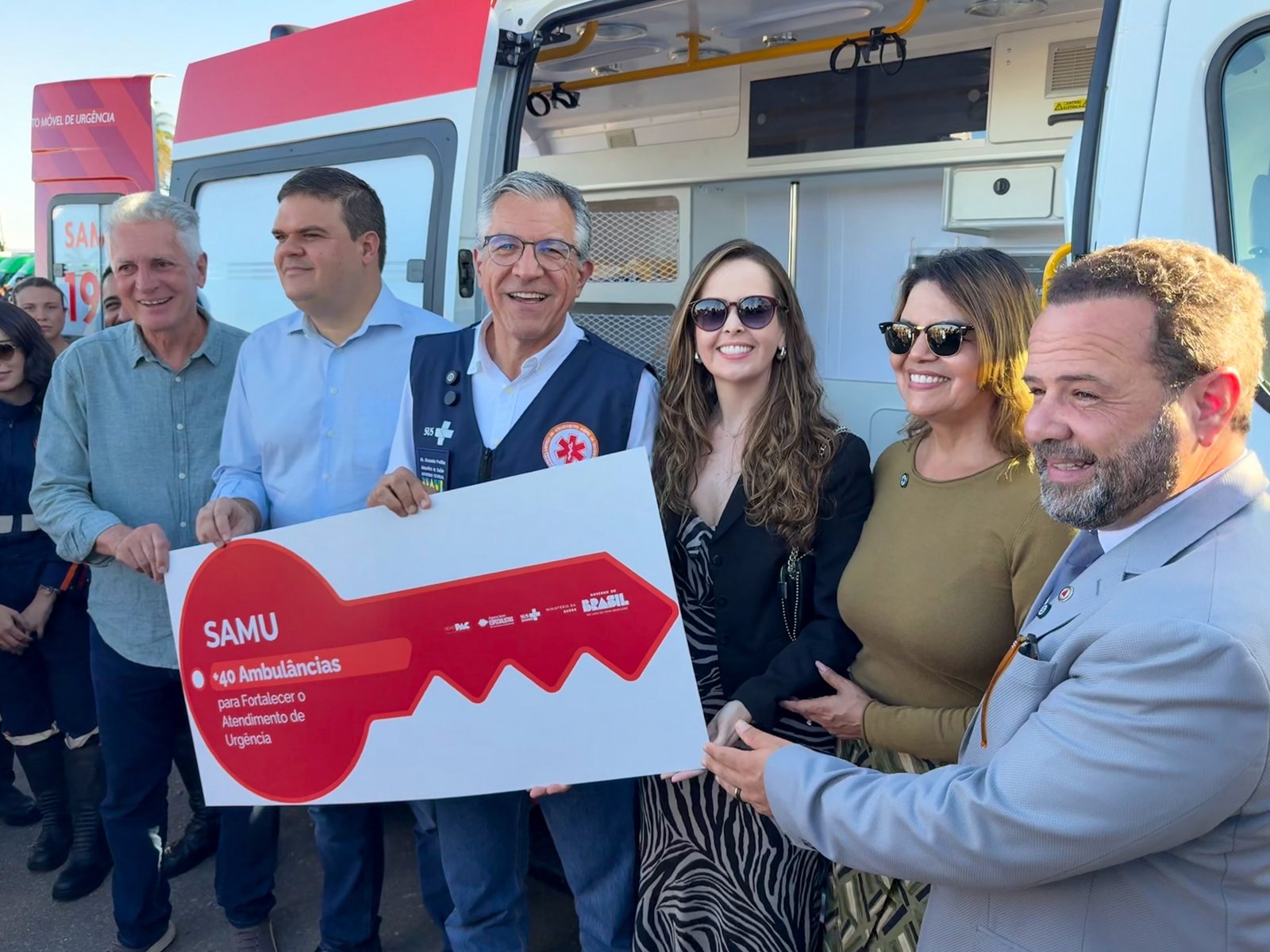Cruzília recebe ambulância para SAMU